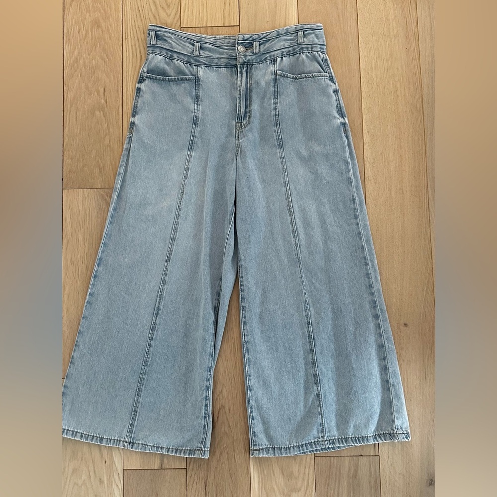 Wide leg ankle cropped length lightweight jeans
